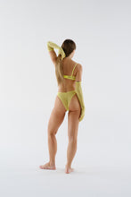 Load image into Gallery viewer, CRYSTAL BUTTER BOTTOM
